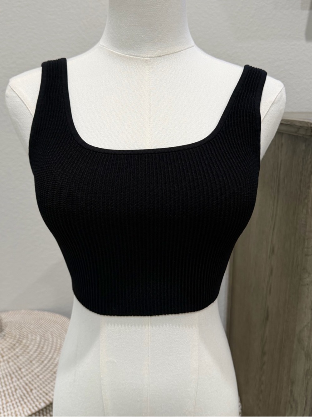 Aritzia Babaton Women's Black Sculpt Knit Square Neck Cropped Tank Size Small